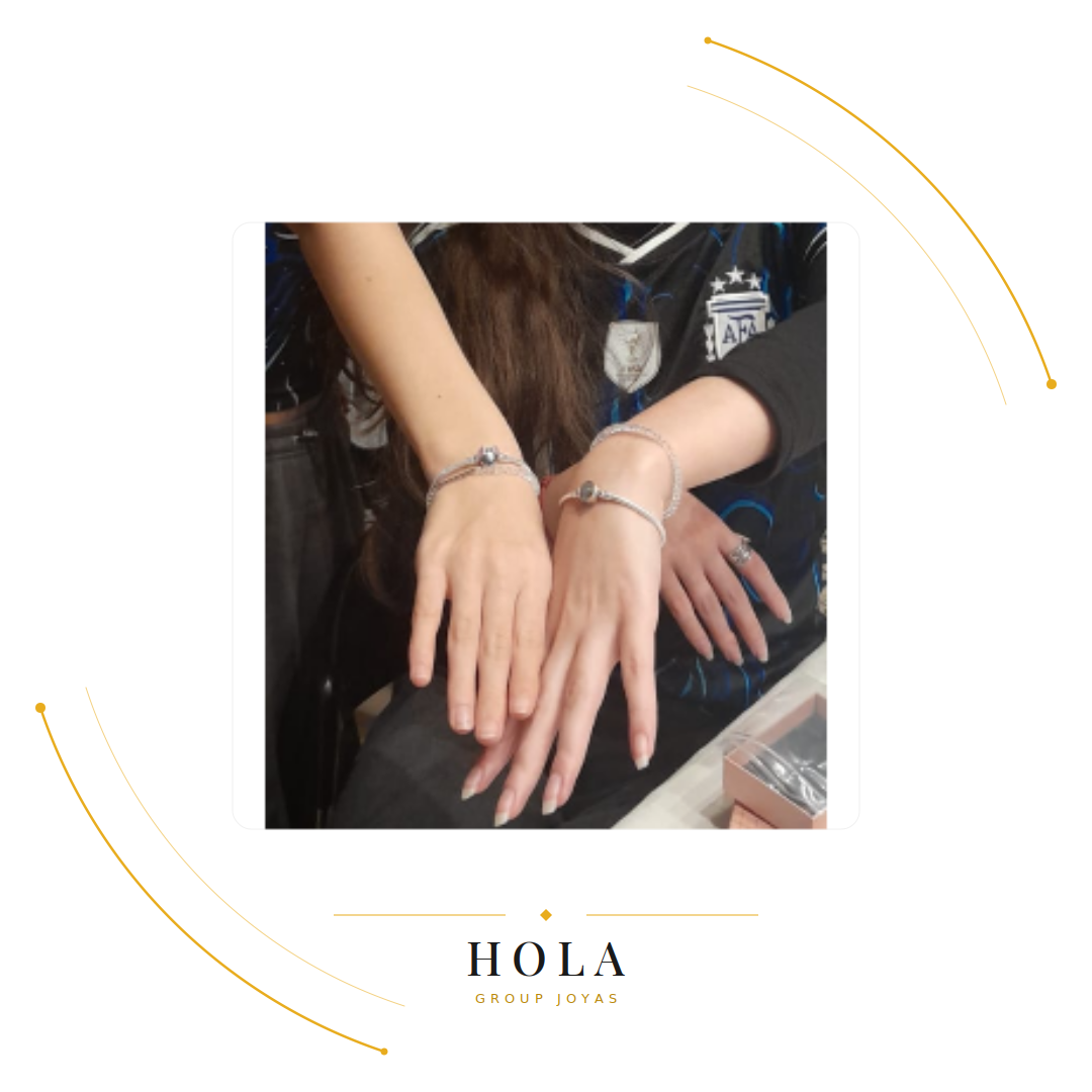 Clientas luciendo brazaletes de plata 925